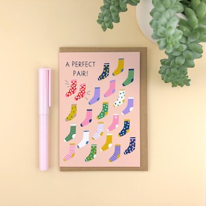 Un par perfecto A6 de San Valentín, tarjeta de amor, aniversario, relación, punny, lindo, ilustración, reflexivo, moderno, calcetines, combinación