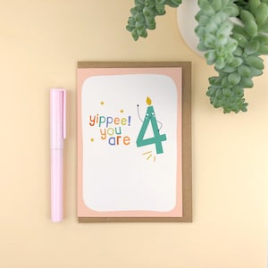 Youpi ! Vous avez 4 ans ! Bougie du 4e anniversaire Carte d'enfants, carte d'âge d'enfants, carte de personnage, quatrième anniversaire, carte de 4 ans / pour garçons et filles