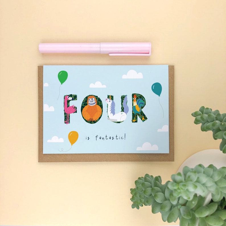 Puede incluir: Una tarjeta de cumplea&ntilde;os azul con la palabra "FOUR" escrita en letras grandes. Cada letra est&aacute; llena de un animal diferente, incluyendo un flamenco, un gorila, un unicornio y un gallo. El texto "is fantastic!" est&aacute; escrito debajo de la palabra "FOUR".