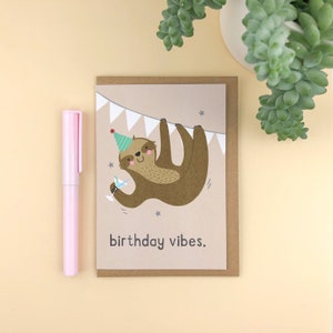 Cartão de felicitações de preguiça de vibrações de aniversário / animal de festa / cartão de aniversário divertido / para ele / para ela / pastel / selva / personalizado / lento / frio