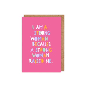 Puede incluir: Tarjeta rosa con el texto "Soy una mujer fuerte porque una mujer fuerte me cri&oacute;."