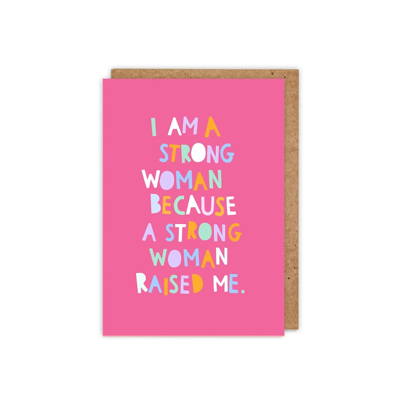 Puede incluir: Tarjeta rosa con el texto "Soy una mujer fuerte porque una mujer fuerte me cri&oacute;."