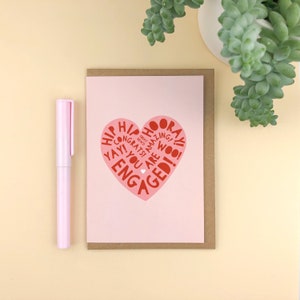 Tarjeta de felicitación de tipo corazón de compromiso, tipografía, moderno, palabras, divertido, reflexivo, amor, felicitaciones, comprometido, ponle un anillo