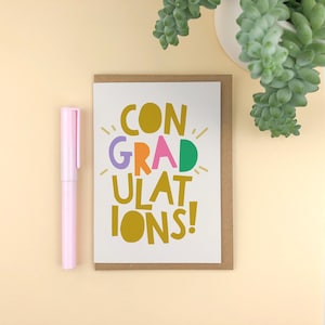 Félicitations ! Carte A6 lumineuse, typographique, de félicitations pour l'obtention du diplôme. / chétif / amusant / école / collège / université / université / diplômé