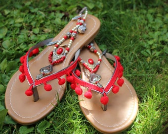 Hippie sandals with pompoms