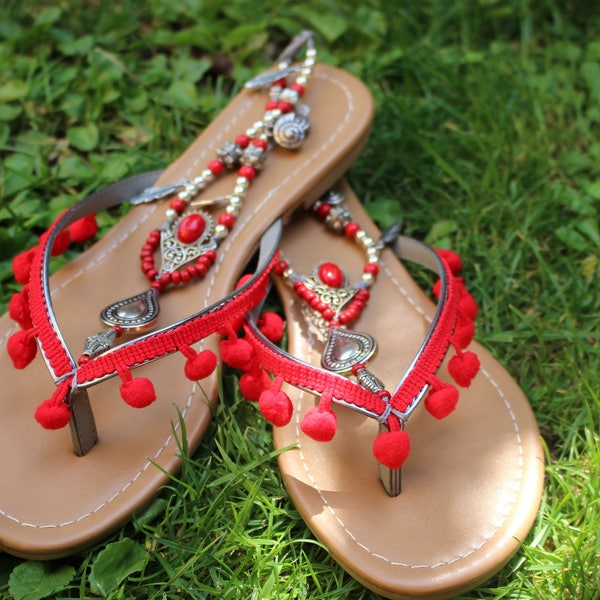 Hippie Sandalen mit Pompoms