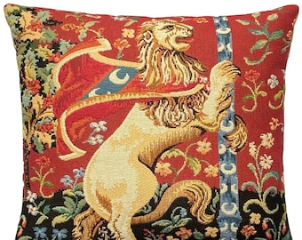 Peut inclure: Un coussin en tapisserie représentant un lion blanc avec une bannière rouge et bleue, debout sur une colonne bleue et rouge. Le lion est entouré d'un motif floral dans des tons de vert, rouge, bleu et jaune.