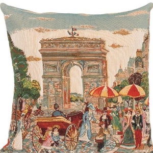 Op de afbeelding: Een wandkleed kussen met een kleurrijke afbeelding van de Arc de Triomphe in Parijs, Frankrijk. Het kussen toont een koets getrokken door paarden, mensen die lopen en paraplu's voor het iconische monument.