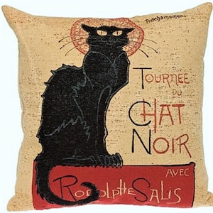 Op de afbeelding: Een beige kussen met een zwarte kat illustratie en de tekst "Tournee du Chat Noir avec Rodolphe Salis".