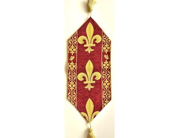 BELGIAN WOVEN Hand Finished Fully Lined Fleur de Lys TAPESTRY Table Runner with Tassels, 9300/77 Gold on Red, 105cm x 33cm