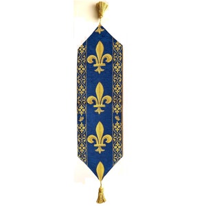 TECIDO BELGA com acabamento à mão totalmente forrado Fleur de Lys TAPESTRY Table Runner com borlas, 9300/33 ouro sobre azul, 135 cm x 33 cm