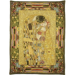 Può includere: Un arazzo che raffigura l'iconico dipinto di Gustav Klimt "Il Bacio". L'opera d'arte presenta una coppia che si abbraccia in uno stile dorato e a mosaico.