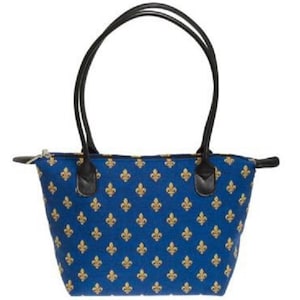 TAPIZ BELGA Bolso de mano estilo Malta 36 cm x 24 cm, flor de lis dorada sobre azul, acabado a mano, completamente forrado con asas de cuero y cierre de cremallera