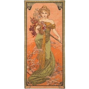 Puede incluir: Un tapiz que representa a una mujer con un vestido verde fluido que sostiene un ramo de flores. El fondo es de color melocotón con un marco dorado.