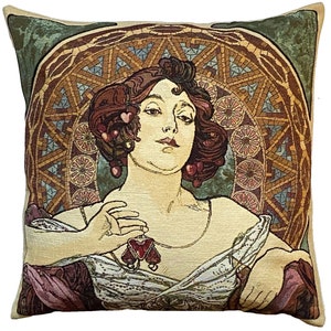 Könnte beinhalten: Ein dekoratives Kissen mit einem Vintage-Art-Nouveau-Design einer Frau mit einer Juwelenkette und einem floralen Hintergrund.