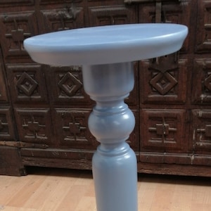 Beautiful 70s column, Stand, wooden vintage support for vases/plants, Decoration, art-deco style, turned, 60cm high, restored in blue - oil