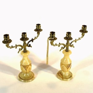 2 Vintage Kerzenständer Kerzenständer Candelabras Kerzenhalter in Alabaster & Messing mit 3 Armen aus Portugal 60er Jahre (mit kleiner Restaurierung)