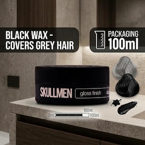 Op de afbeelding: Een zwarte cilindervormige pot haarwax met het label SKULLMEN en een glanzende afwerking. De tekst luidt BLACK WAX - COVERS GREY HAIR en PACKAGING 100ml. Een afbeelding toont een 100ml-schaal, een grijze haarlok, een zwarte haarlok en een klodder wax.