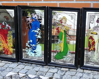4 lustra witrażowe w ramach "Cztery pory roku" wg dzieł Alfonsa Muchy z lat 70. XX wieku