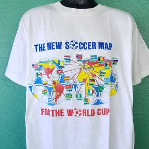 Vintage 90s El nuevo mapa de fútbol para la Copa Mundial de Fútbol camiseta blanca tamaño grande L