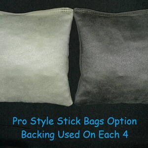 Pode incluir: Duas sacolas de feij&atilde;o, uma cinza claro e outra cinza escuro, sobre um fundo preto. O texto "Pro Style Stick Bags Option Backing Used On Each 4" est&aacute; abaixo das sacolas de feij&atilde;o.