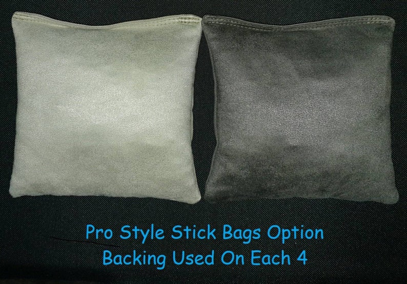 Pode incluir: Duas sacolas de feij&atilde;o, uma cinza claro e outra cinza escuro, sobre um fundo preto. O texto "Pro Style Stick Bags Option Backing Used On Each 4" est&aacute; abaixo das sacolas de feij&atilde;o.