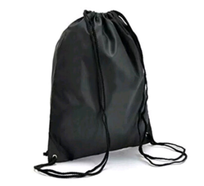 Pode incluir: Uma bolsa de cord&atilde;o preto feita de nylon. A bolsa tem um topo cinchado com dois cord&otilde;es.