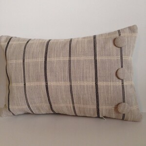 Graues rechteckiges Kissen. Akzent, Hals oder unterer Rücken.