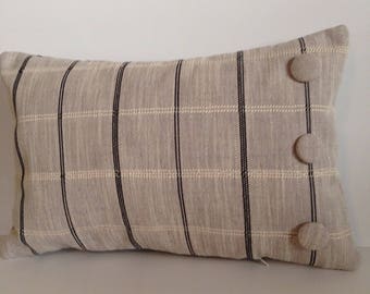 Almohada rectangular gris. Acento, cuello o espalda baja.