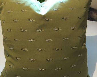 Irresistible motivo de libélula blanca y azul sobre tela verde lima de Liz Claiborne.