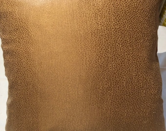 Elegante almohada cuadrada en relieve de oro puro con estampado cuadrado de 18"