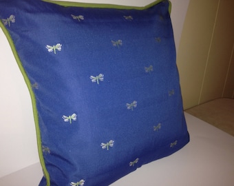 Libélulas en blanco sobre fondo azul cobalto