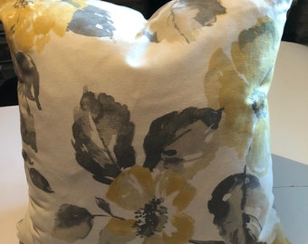 Almohada de diseño floral gris y blanco amarillo.