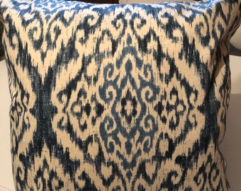 Almohada de diseño Ikat en denim profundo y blues malhumorado