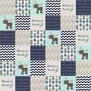 Peut inclure: Un motif patchwork composé de carrés avec divers motifs. Il présente des élans de dessins animés, des rayures en zigzag, des motifs de flèches et le texte "Adventure Awaits". La palette de couleurs comprend le bleu marine, le bleu clair, le gris et le blanc.