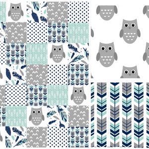 Könnte beinhalten: Ein Set aus vier nahtlosen Mustern mit Eulen, Federn und geometrischen Designs in Grautönen, Blau und Weiß. Die Muster eignen sich perfekt für Stoffe, Tapeten oder andere Bastelarbeiten.
