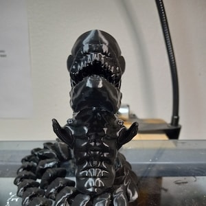 チェストバスター ブラックは 3D プリントされており、顎が動くので完全に可動します。