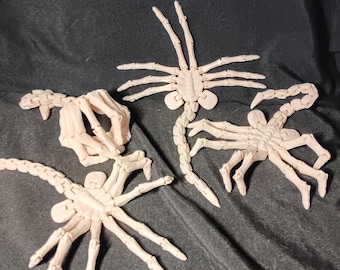 Fully Articulated 3D Printed Facehugger – Poseable Sci-Fi Creature Model, Cosplay Prop, Desk Display