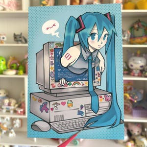 Könnte beinhalten: Ein rechteckiger Kunstdruck mit einer Anime-Figur mit türkisfarbenen Haaren, die aus einem alten Computermonitor hervorkommt. Der Computer ist mit bunten Aufklebern verziert und über dem Kopf der Figur befindet sich eine Sprechblase mit 'uwu'.