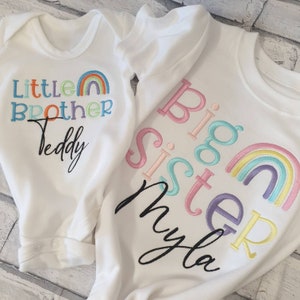 Personalisierte passende Geschwister Set, Geschwister passende Regenbogen Set, passende Unisex Regenbogen Set, passende T-Shirts, große Schwester T-Shirt Bild 5