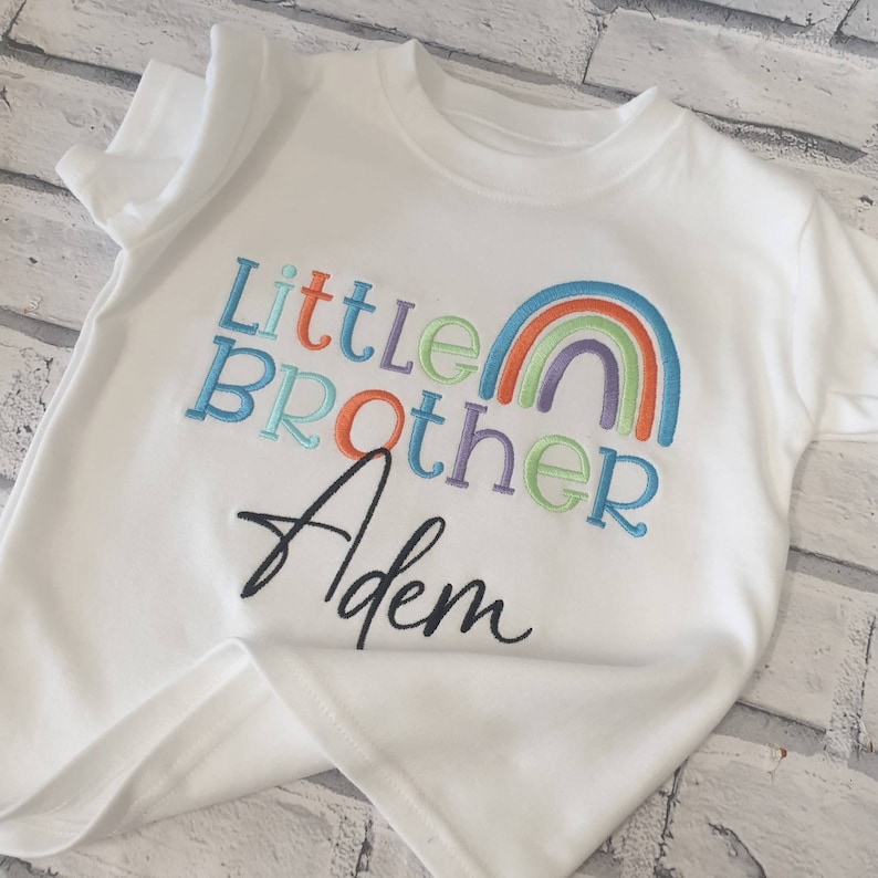 Personalisierte passende Geschwister Set, Geschwister passende Regenbogen Set, passende Unisex Regenbogen Set, passende T-Shirts, große Schwester T-Shirt Bild 6