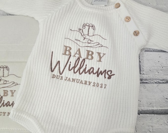 Gilet lavorato a maglia personalizzato con ricamo per annuncio di nascita, tutina unisex per rivelazione del sesso del bambino.