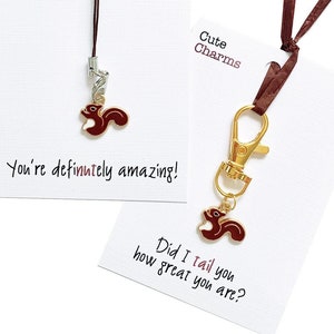 Ciondoli carini! Grazioso ciondolo/fermaglio per telefono smaltato fatto a mano a forma di scoiattolo (rosso o grigio). Vari slogan. Ideale regalo di compleanno/ben fatto