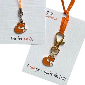 ¡Bonitos dijes! Lindo broche de zorro esmaltado hecho a mano, dije para teléfono, llavero o marcapáginas. Varios lemas. Ideal como regalo de cumpleaños o de agradecimiento.