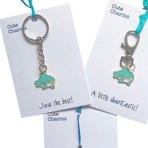 Lindos Charms! Lindo fecho de tubarão esmaltado feito à mão/amuleto de telefone/chaveiro/marcador de livro. Vários slogans. Ideal para presente de aniversário/bem-feito