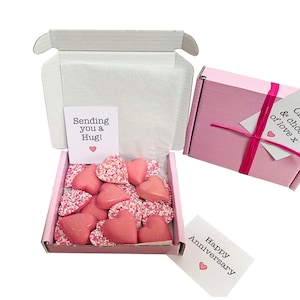 Piccole prelibatezze Scatolina rosa di cuori di cioccolato. Ideale per venirmi a prendere/regalo di anniversario, ecc. Personalizzabile. VARIE dimensioni. immagine 1