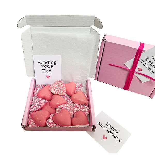 ¡Pequeñas delicias! Cajita rosa de corazones de chocolate. Ideal recogerme/regalo de aniversario, etc. Personalizable. Varios tamaños.