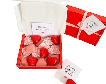 Kleine traktaties! Kleine rode doos met chocoladeharten. Ideaal jubileum enz. Personaliseerbaar.