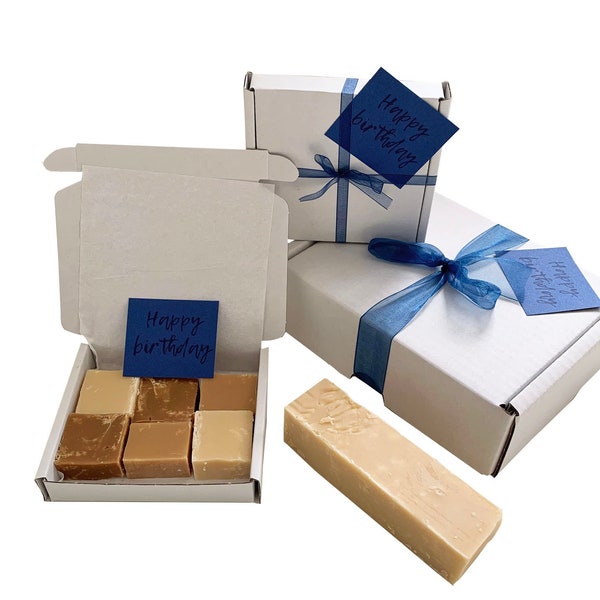 Coffret JOYEUX ANNIVERSAIRE avec du fudge de luxe fait main. Différents choix de saveurs/tailles. Personnalisez.