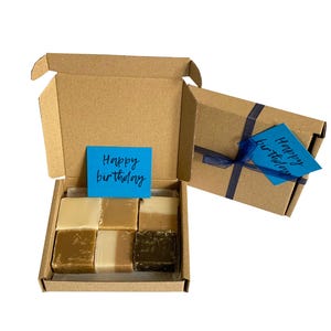 Pudełko prezentowe HAPPY BIRTHDAY z luksusowym, ręcznie robionym fudge. Różne smaki/rozmiary. Personalizuj.